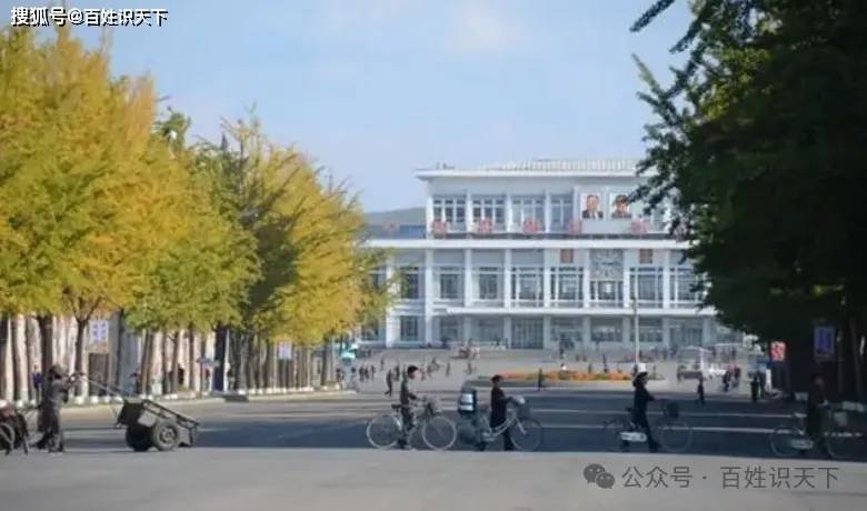 火车站绿皮车厢候车室沙发座椅k8凯发国际登录实拍朝鲜咸兴(图2)
