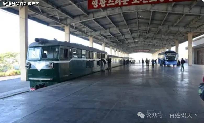 火车站绿皮车厢候车室沙发座椅k8凯发国际登录实拍朝鲜咸兴(图4)
