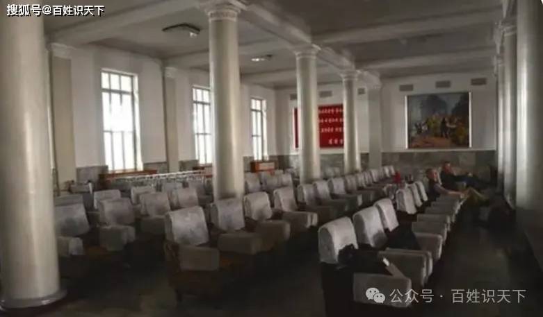 火车站绿皮车厢候车室沙发座椅k8凯发国际登录实拍朝鲜咸兴(图6)