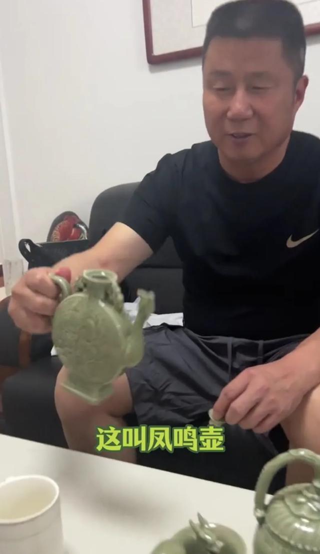 4个茶壶网友：最后那个壶是下毒神器凯发k8女生展示父亲从西安带回的(图4)