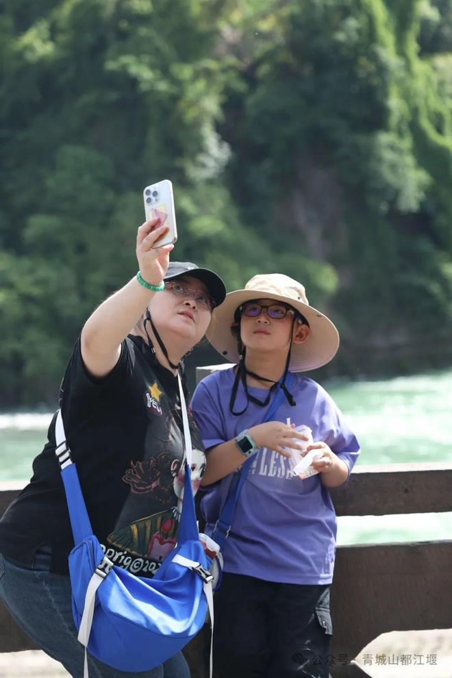 都江堰太火爆NPC白娘子被求合影到宕机K8凯发集团顶流实锤！这个五一青城山(图4)