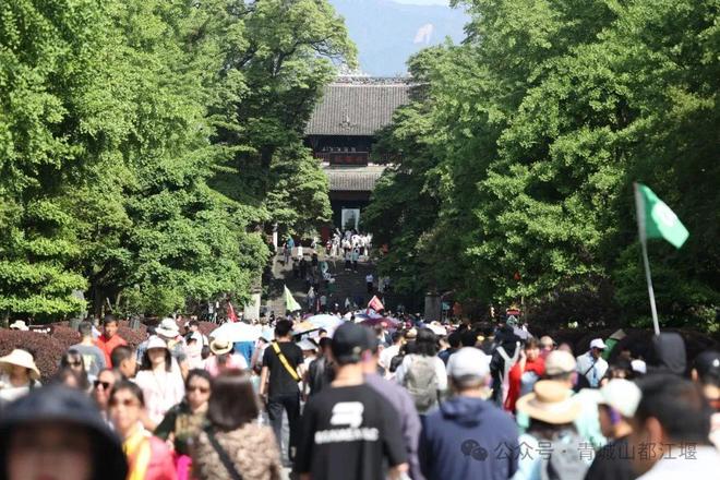 都江堰太火爆NPC白娘子被求合影到宕机K8凯发集团顶流实锤！这个五一青城山(图8)