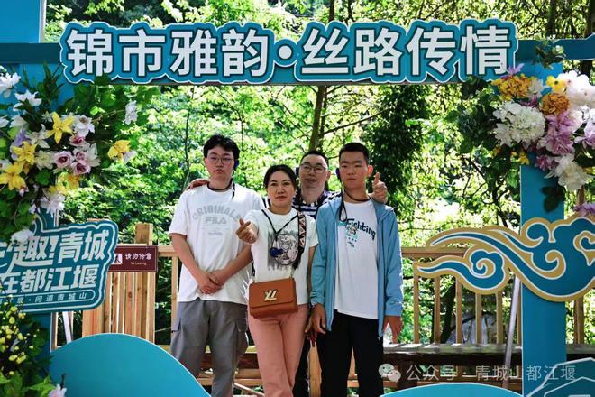 都江堰太火爆NPC白娘子被求合影到宕机K8凯发集团顶流实锤！这个五一青城山(图10)