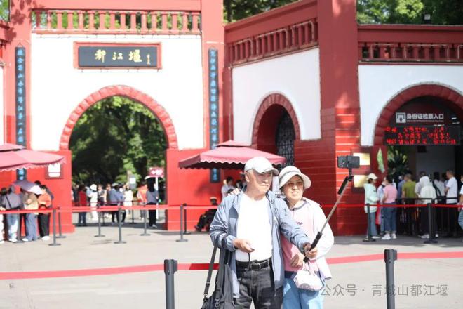 都江堰太火爆NPC白娘子被求合影到宕机K8凯发集团顶流实锤！这个五一青城山(图9)