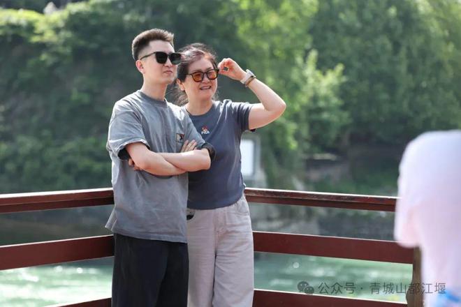 都江堰太火爆NPC白娘子被求合影到宕机K