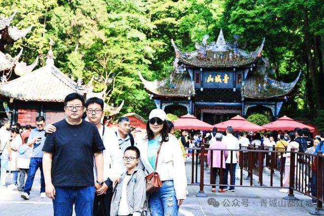 都江堰太火爆NPC白娘子被求合影到宕机K8凯发集团顶流实锤！这个五一青城山(图6)