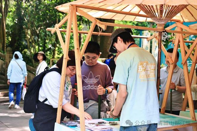 都江堰太火爆NPC白娘子被求合影到宕机K8凯发集团顶流实锤！这个五一青城山(图2)