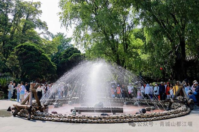 都江堰太火爆NPC白娘子被求合影到宕机K8凯发集团顶流实锤！这个五一青城山(图7)