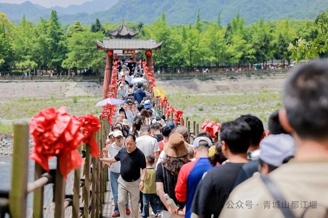 都江堰太火爆NPC白娘子被求合影到宕机K8凯发集团顶流实锤！这个五一青城山(图5)
