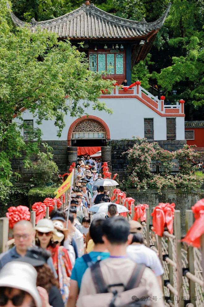 都江堰太火爆NPC白娘子被求合影到宕机K8凯发集团顶流实锤！这个五一青城山(图18)