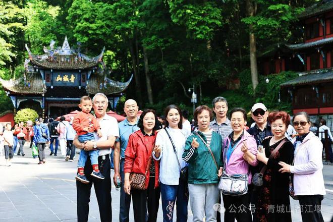 都江堰太火爆NPC白娘子被求合影到宕机K8凯发集团顶流实锤！这个五一青城山(图28)