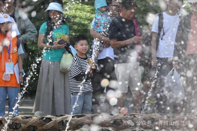 都江堰太火爆NPC白娘子被求合影到宕机K8凯发集团顶流实锤！这个五一青城山(图14)