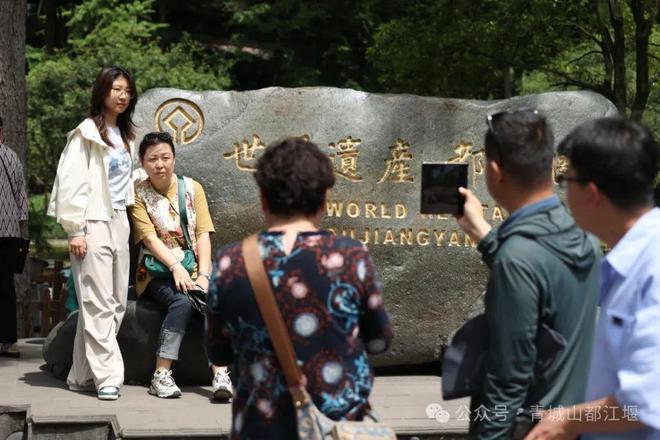 都江堰太火爆NPC白娘子被求合影到宕机K8凯发集团顶流实锤！这个五一青城山(图20)