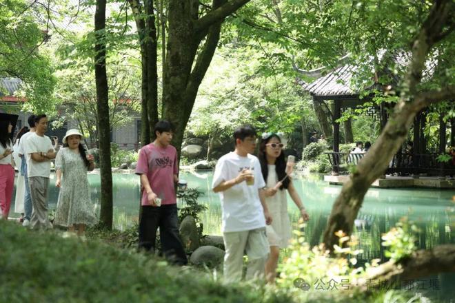 都江堰太火爆NPC白娘子被求合影到宕机K8凯发集团顶流实锤！这个五一青城山(图24)