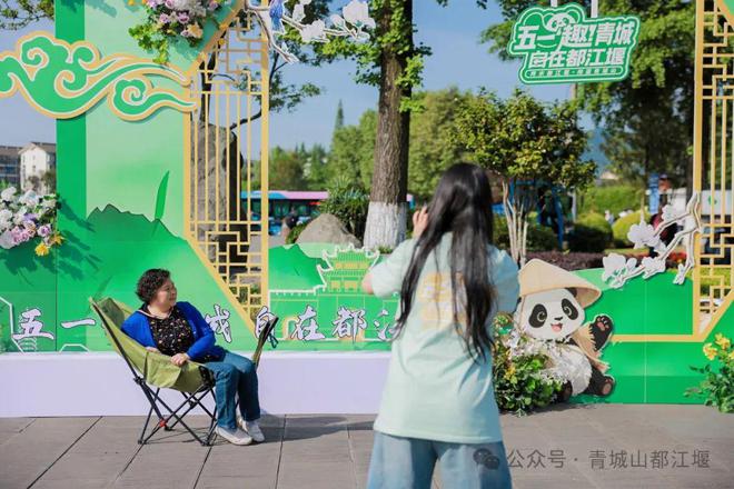 都江堰太火爆NPC白娘子被求合影到宕机K8凯发集团顶流实锤！这个五一青城山(图15)