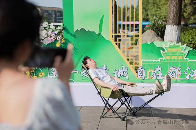 都江堰太火爆NPC白娘子被求合影到宕机K8凯发集团顶流实锤！这个五一青城山(图19)